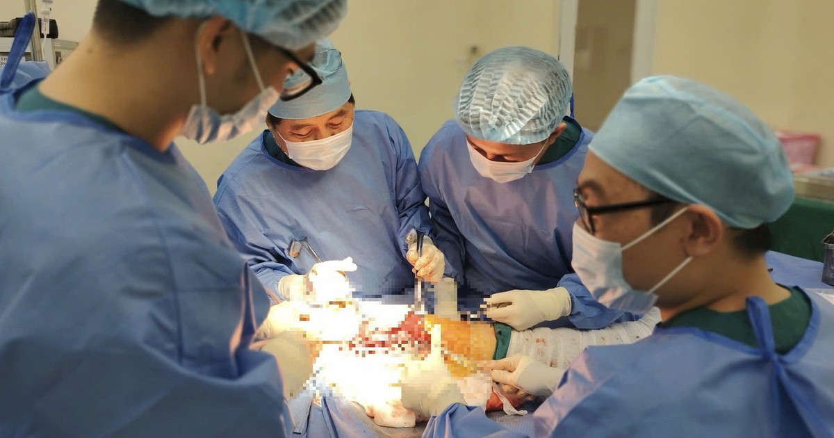 Cụ bà 100 tuổi tại TP.HCM có thể đứng, đi lại sau 13 ngày phẫu thuật chấn thương nặng