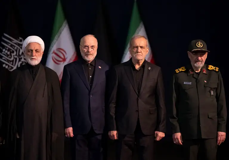 Từ trái sang, Chánh án Iran Gholam-Hossein Mohseni-Eje'i, Chủ tịch Quốc hội Mohammad Bagher Ghalibaf, Tổng thống Masoud Pezeshkian và cựu tư lệnh IRGC Mohsen Rezaee tại Tehran ngày 3/7. Ảnh: AFP