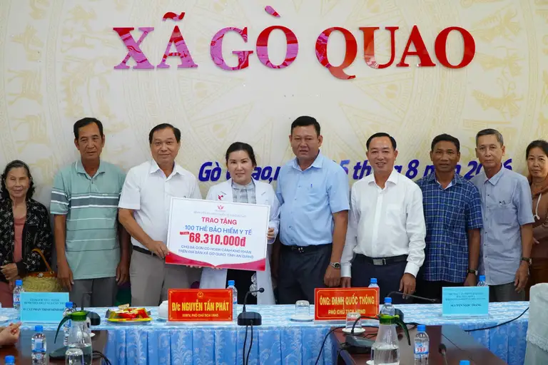 BS Hiếu phối hợp chính quyền tặng thẻ BHYT đến người dân khó khăn xã Gò Quao, tỉnh An Giang