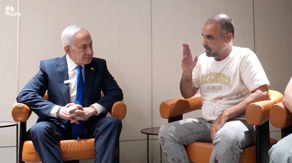 Thủ tướng Netanyahu gặp Yaniv Hayun, hành khách trên chuyến bay flydubai, tại sân bay Ben Gurion, Israel ngày 1/10. Ảnh: Reuters