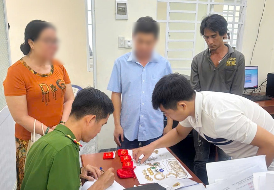 Lực lượng công an kiểm đếm số tài sản thu hồi
