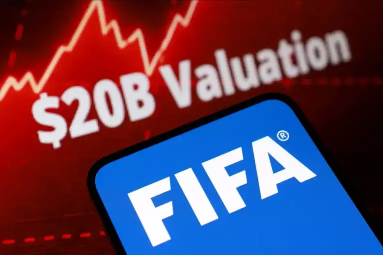 Logo FIFA được thiết kế cùng dòng chữ "20 tỷ USD giá trị" trên nền đồ thị chứng khoán ngày 28/7/2026. Ảnh: Reuters