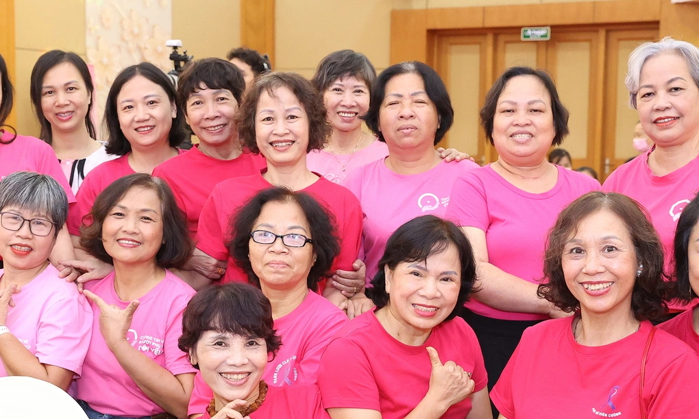 Phụ nữ tham gia chương trình phát động chung tay vì bệnh nhân ung thư vú. Ảnh: Thành Trần