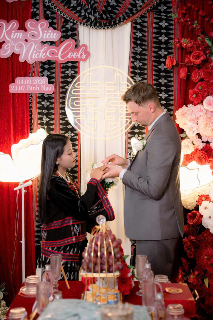 Nick trao nhẫn cho Kim Siêu trong ngày cưới, tháng 9/2026.