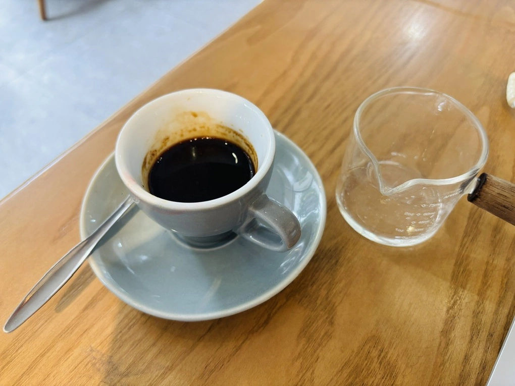 Cà phê chứa caffeine có thể giúp tăng sự tỉnh táo, khả năng tập trung. Ảnh: Bảo Bảo