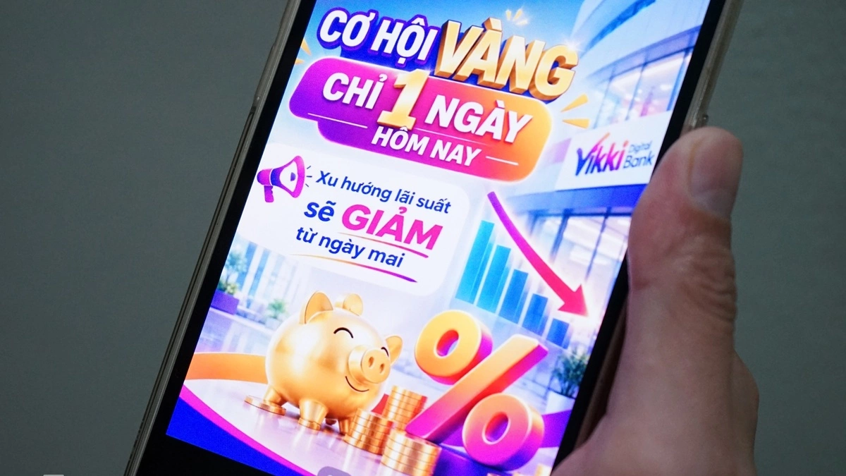 Nhân viên ngân hàng 'săn' khách gửi tiền trước khi hạ lãi suất