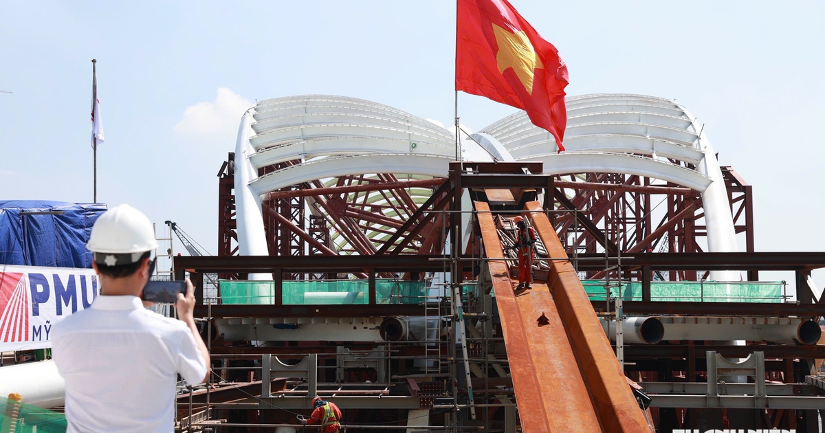 Chính thức hợp long cầu đi bộ ngàn tỉ qua sông Sài Gòn