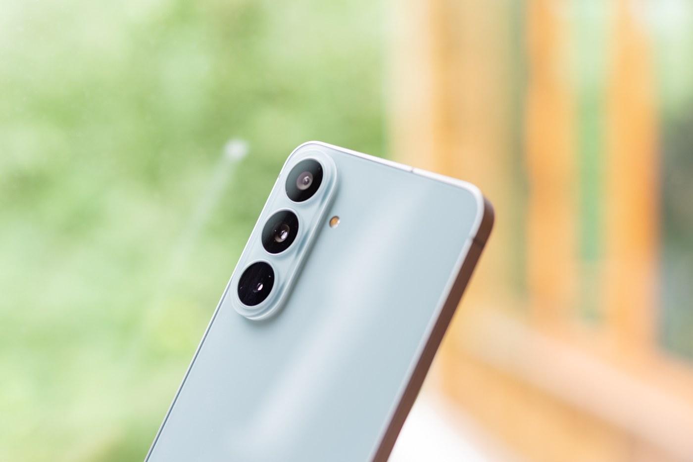 Hệ thống ba ống kính sau gồm ống kính chính 50MP chống rung quang học, góc siêu rộng 12MP và tiêu cự dài 8MP zoom quang 3x.