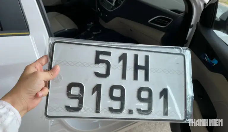 Sau khi hoàn thành nghĩa vụ nộp lệ phí trước bạ, người mua tiếp tục làm thủ tục đăng ký xe để được cấp biển số và giấy chứng nhận đăng ký xe