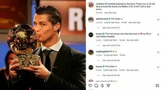 Ronaldo ăn mừng Quả Bóng Vàng hay nhất mọi thời