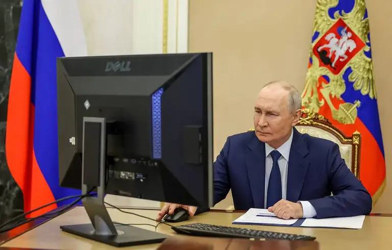 Tổng thống Nga Vladimir Putin bỏ phiếu trực tuyến trong cuộc bầu cử Duma Quốc gia (Hạ viện Nga) - Ảnh: TASS