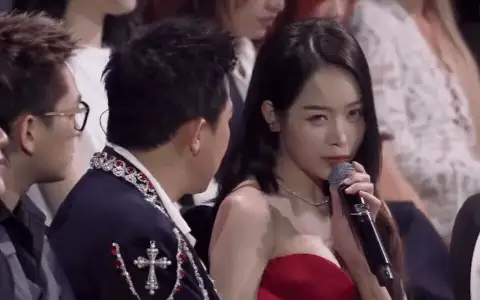 Thái độ của Thanh Thuỷ khi nói chuyện với đàn anh trên sóng trực tiếp khiến netizen tranh cãi