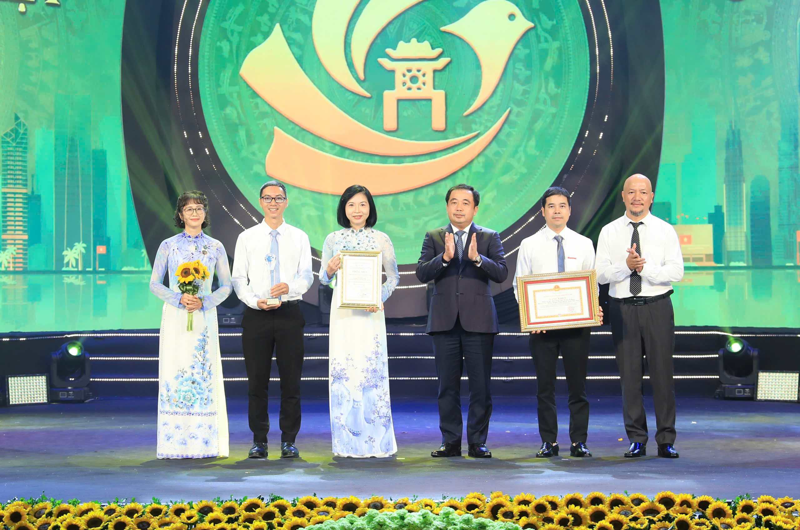 Bí thư Thành ủy Hà Nội Trần Đức Thắng trao giải cho nhóm tác giả đoạt giải đặc biệt - Ảnh: BTC