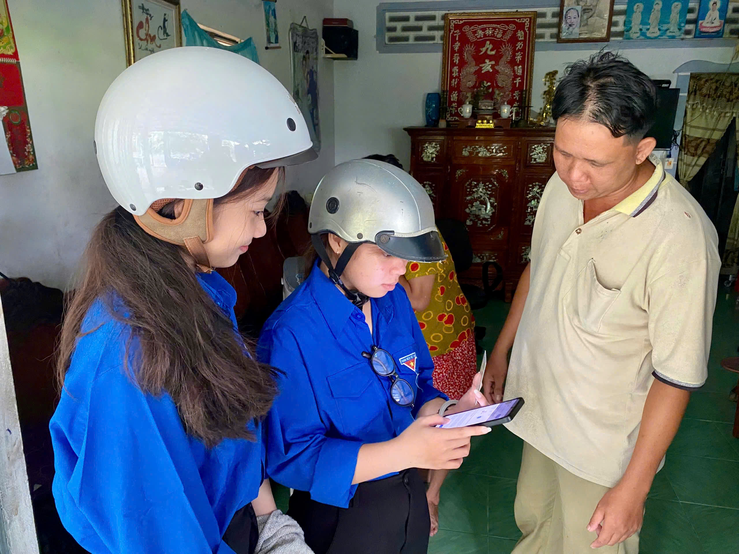 Hướng dẫn người dân sử dụng ứng dụng số tại nhà, hướng tới mục tiêu mỗi gia đình có một người thành thạo kỹ năng số