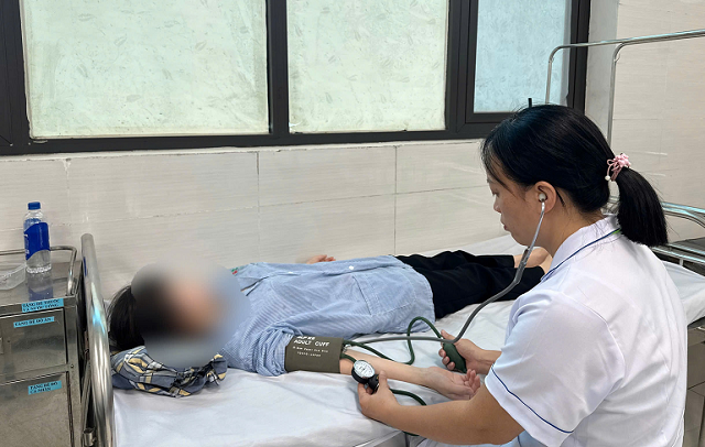 Chị L.T.T được các bác sĩ chăm sóc và theo dõi tại bệnh viện. Ảnh BVCC.