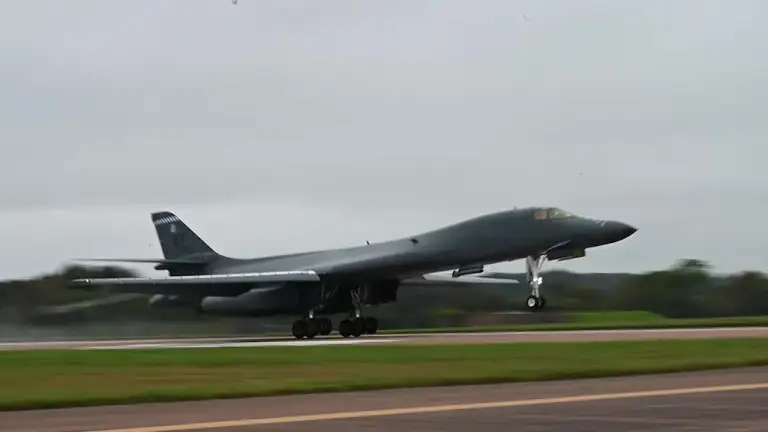 Oanh tạc cơ B-1B đáp xuống căn cứ không quân Fairford ở Anh tháng 10/2023. Video: USAF