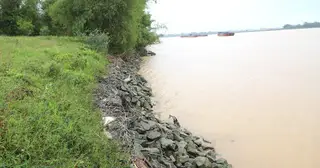 Tàu hút cát trái phép hoành hành trên sông Lam: Vì sao để vi phạm kéo dài?