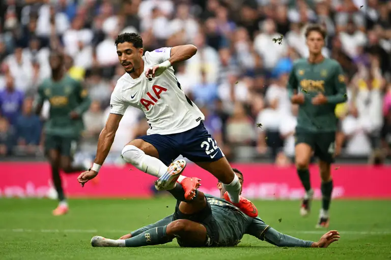 Omar Marmoush (trên) tranh bóng với Brennan Johnson trong trận Tottenham gặp Everton tại Ngoại hạng Anh trên sân Tottenham Hotspur, London, ngày 12/9/2026. Ảnh: AFP