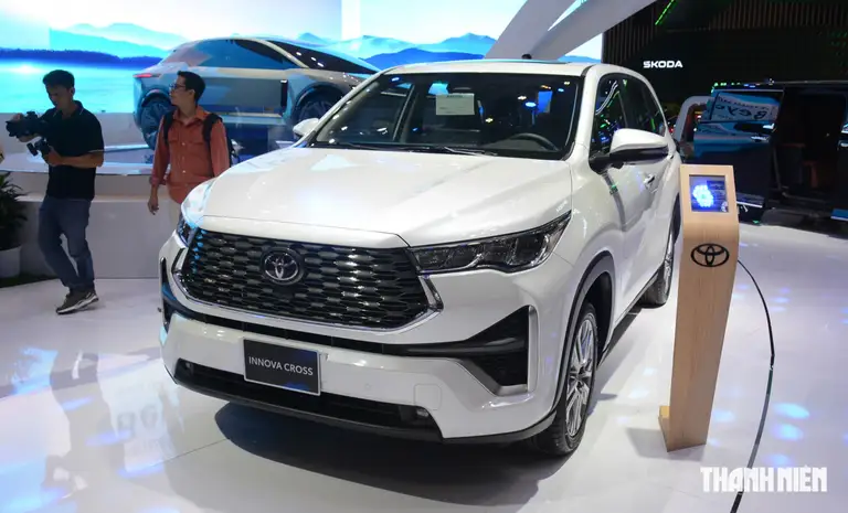 Lần đầu tiên trong năm 2026, Toyota Innova Cross chiếm vị trí dẫn đầu danh sách 10 ô tô động cơ xăng, dầu bán chạy nhất tháng 5.2026. Doanh số mẫu MPV này đạt 1.670 xe bán ra trong tháng 6.2026, tăng 937 xe so với tháng trước đó. Thiết kế hiện đại, không gian nội thất rộng rãi, vận hành mạnh mẽ, tiết kiệm và có cả bản hybrid… là những yếu tố giúp Innova Cross tạo sức hút. Mẫu xe này hiện đang được phân phối 3 phiên bản, giá từ 730 - 960 triệu đồng