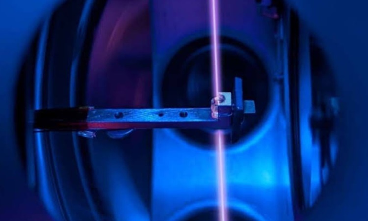 Tinh thể canxi fluoride chứa hạt nhân thorium và tia laser trong đồng hồ ở Vienne. Ảnh: Thorsten Schumm/TU Wien