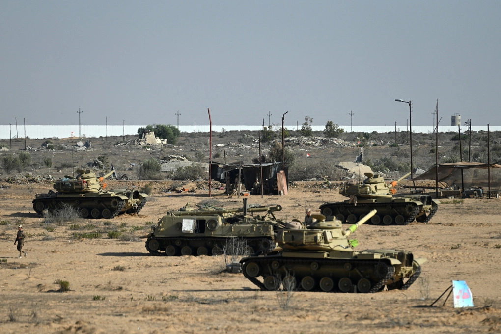 Xe tăng Ai Cập được bố trí gần cửa khẩu Rafah của Dải Gaza ngày 9/9/2024. Ảnh: AFP