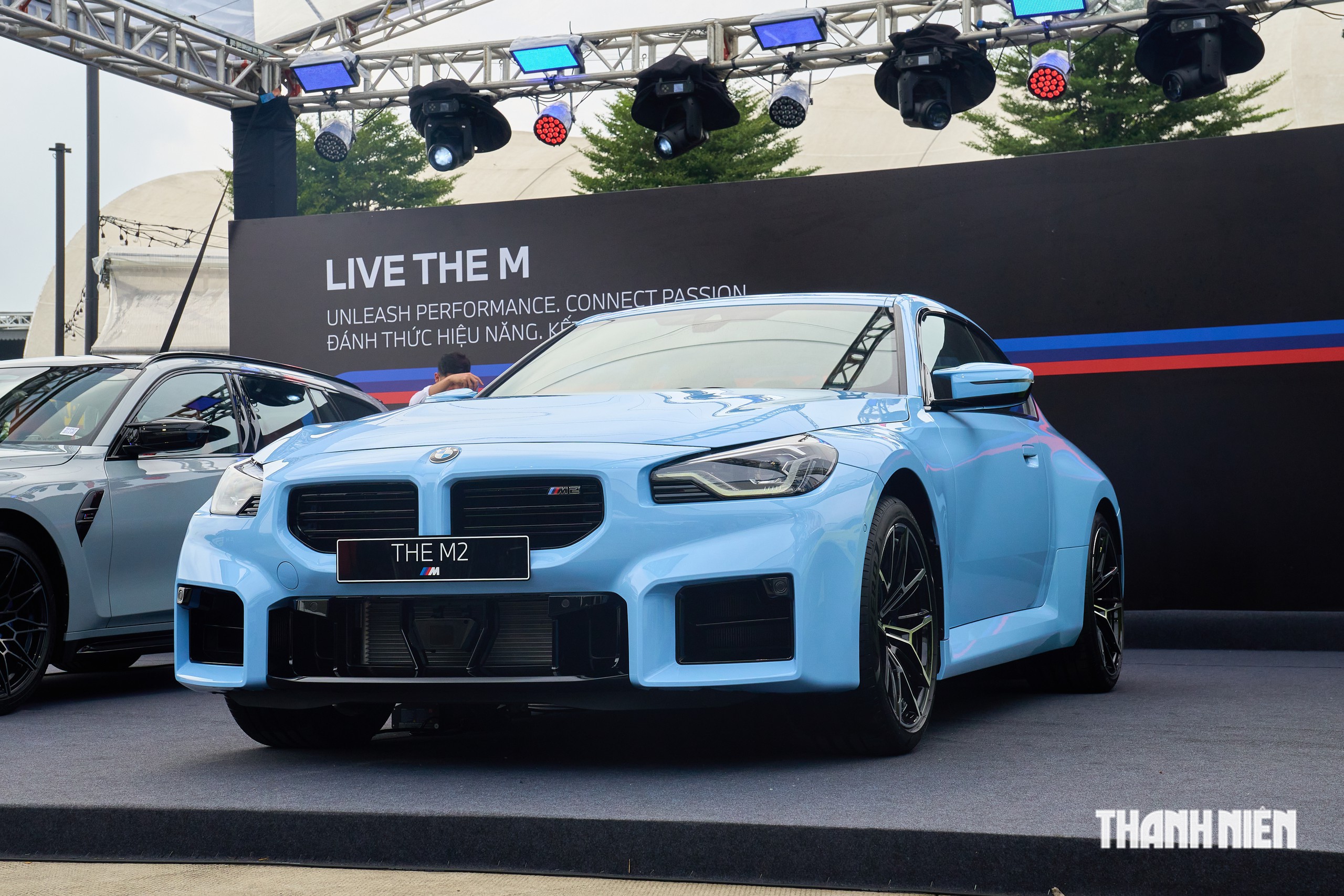 M2 không phải mẫu mạnh nhất, nhanh nhất hay đắt nhất trong gia đình BMW M tại Việt Nam. Nhưng chính kích thước gọn, dẫn động cầu sau, động cơ 6 xi-lanh và tùy chọn số sàn khiến mẫu coupe này trở thành một lựa chọn khác biệt. Việc lô xe đầu tiên đã có chủ cho thấy vẫn tồn tại một nhóm khách Việt sẵn sàng bỏ hàng tỉ đồng chỉ để tìm kiếm thứ gì đó khó đo bằng thông số - đó là cảm xúc sau vô-lăng