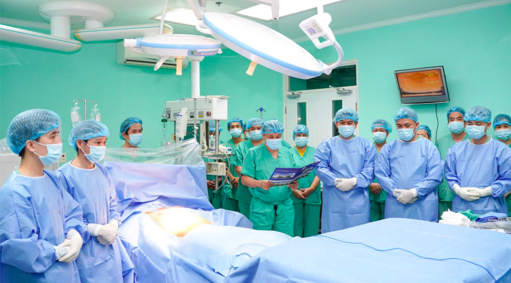 Bác sĩ Bệnh viện Trung ương Huế cúi đầu tri ân người chết não. Ảnh: Bệnh viện cung cấp