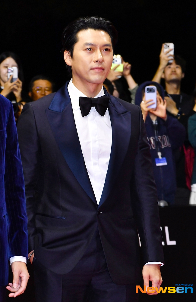 Hyun Bin mặc âu phục tối giản, gây chú ý với visual trẻ trung - Ảnh: Newsen