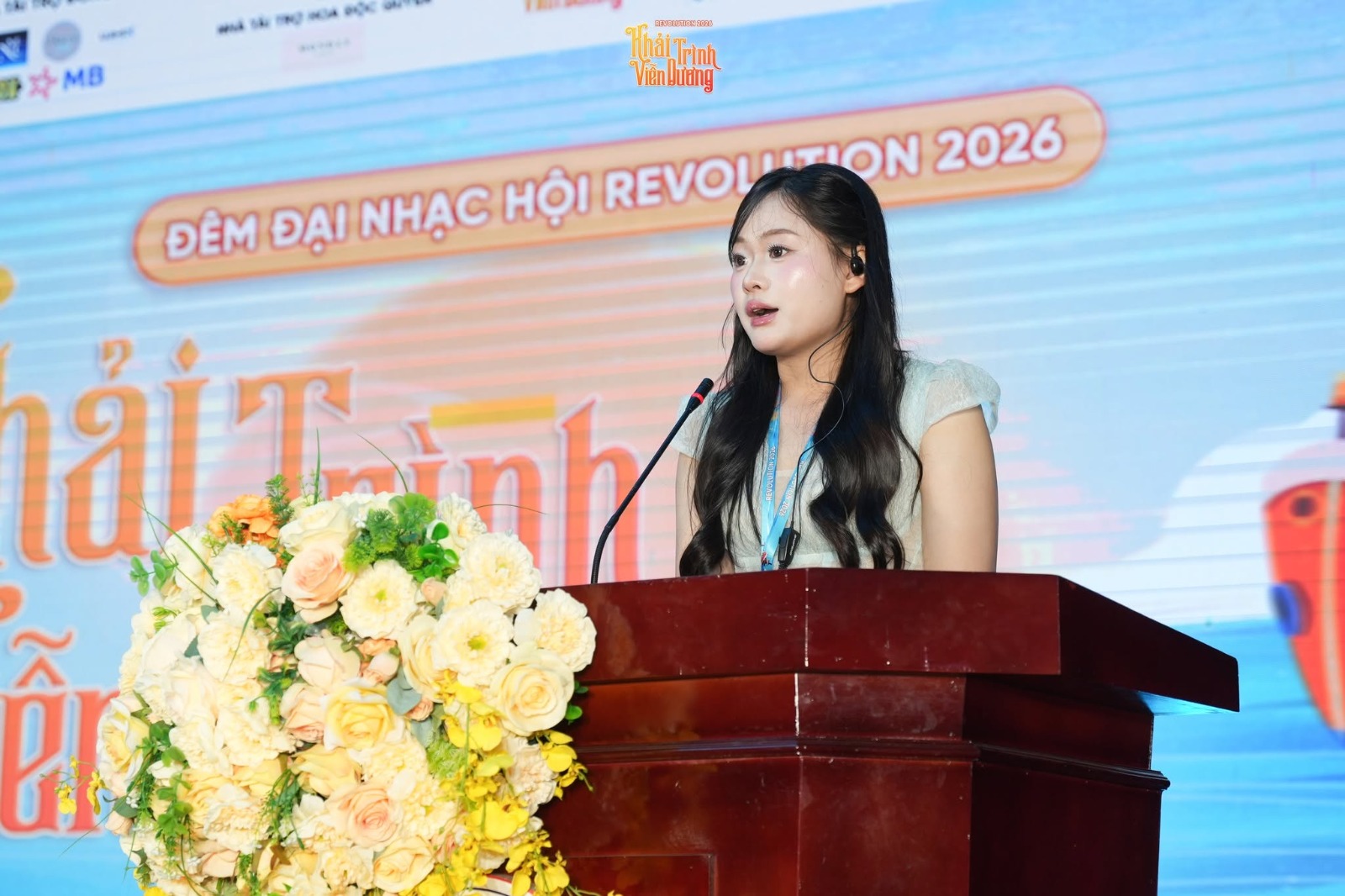 Trần Huyền Trang, Trưởng Ban Tổ chức, phát biểu khai mạc đêm đại nhạc hội