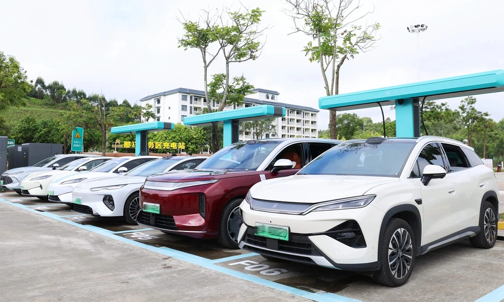 Xe điện sạc pin tại một trạm sạc nhanh của BYD. Ảnh: Chinaevhome