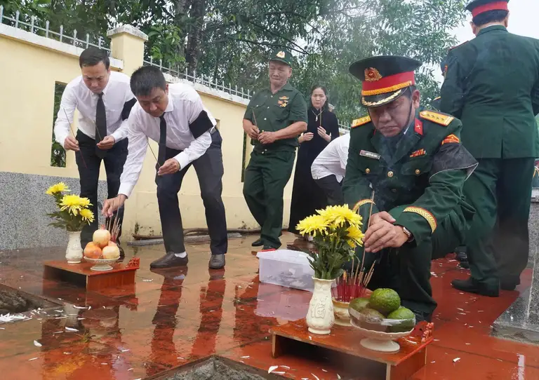 Những nén hương được thắp lên, gửi gắm lòng biết ơn đối với các liệt sĩ