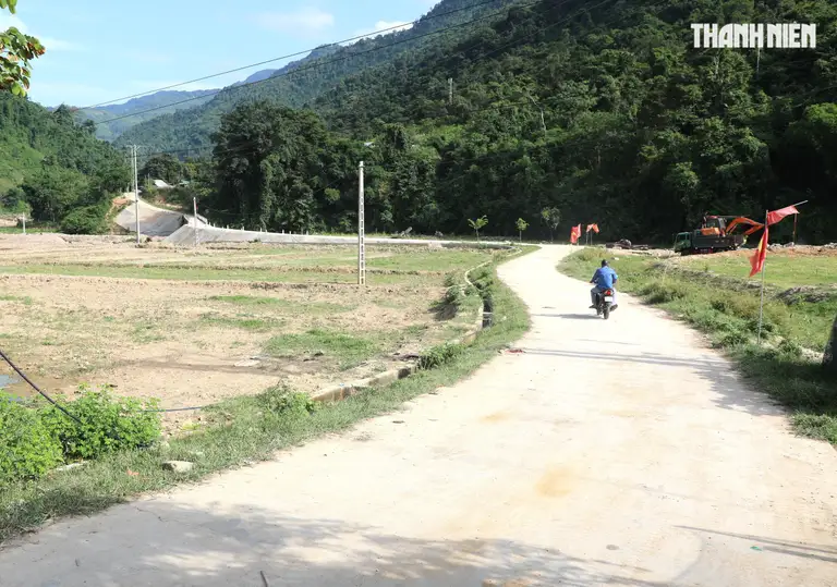 Đường vào khu tái định cư Phá Mựt