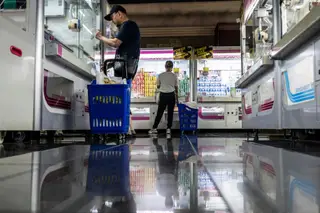 Không chỉ các bà nội trợ, máy gắp thực phẩm thu hút cả nam giới