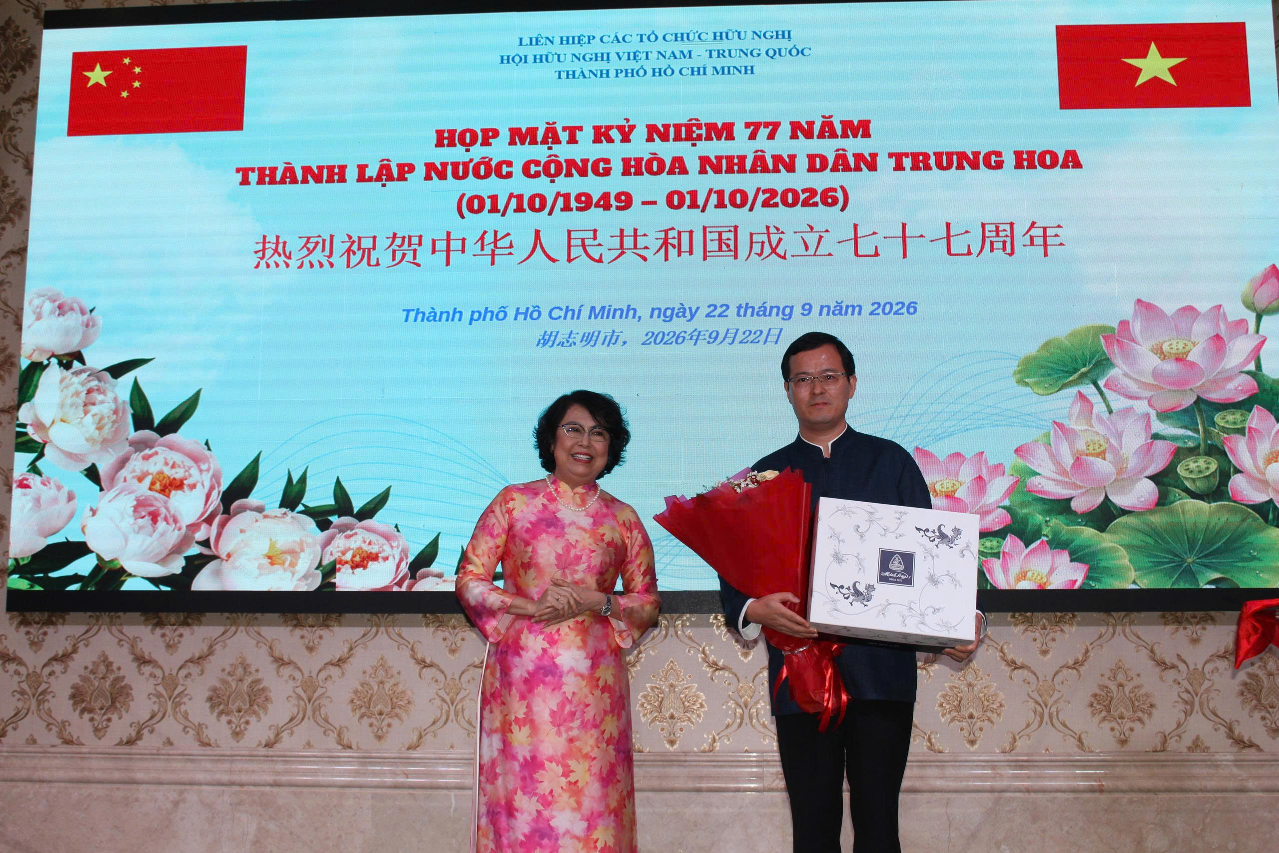 Phó chủ tịch Hội Hữu nghị Việt Nam - Trung Quốc TP.HCM Tô Thị Bích Châu đại diện hội tặng quà cho quyền Tổng lãnh sự Trung Quốc tại TP.HCM Từ Châu - Ảnh: Ban tổ chức
