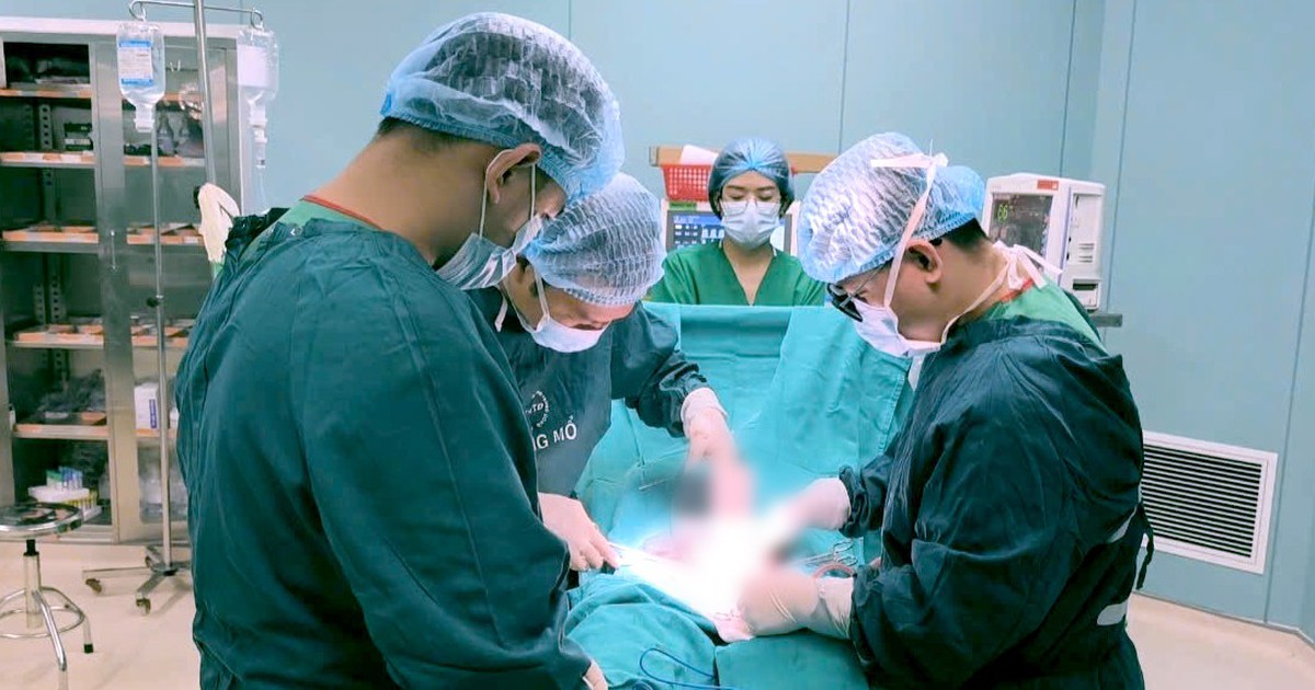 Suýt hoại tử tinh hoàn vì tự đeo vòng kim loại 3cm
