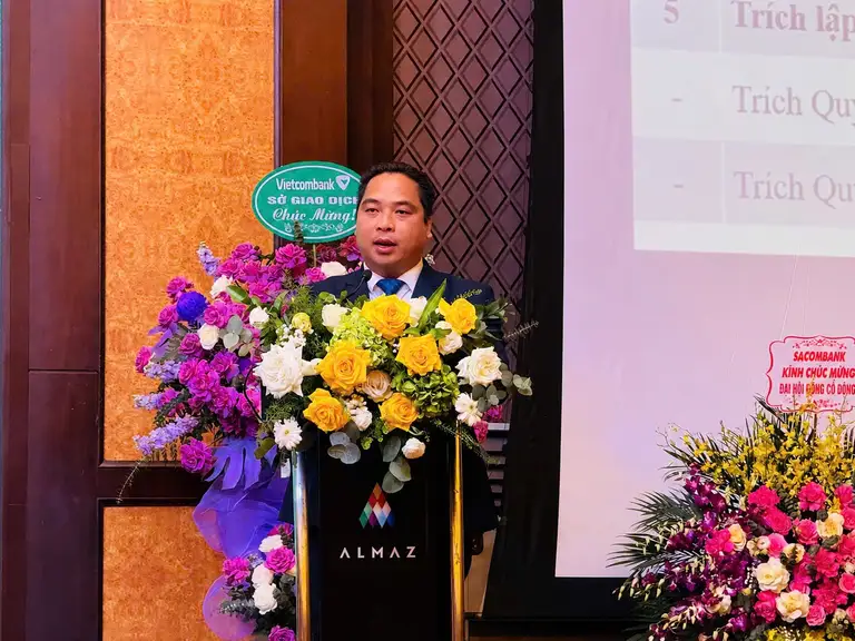 Ông Lưu Bách Đạt phát biểu tại đại hội đồng cổ đông thường niên năm 2025 tại Hà Nội - Ảnh: D.N. - AI