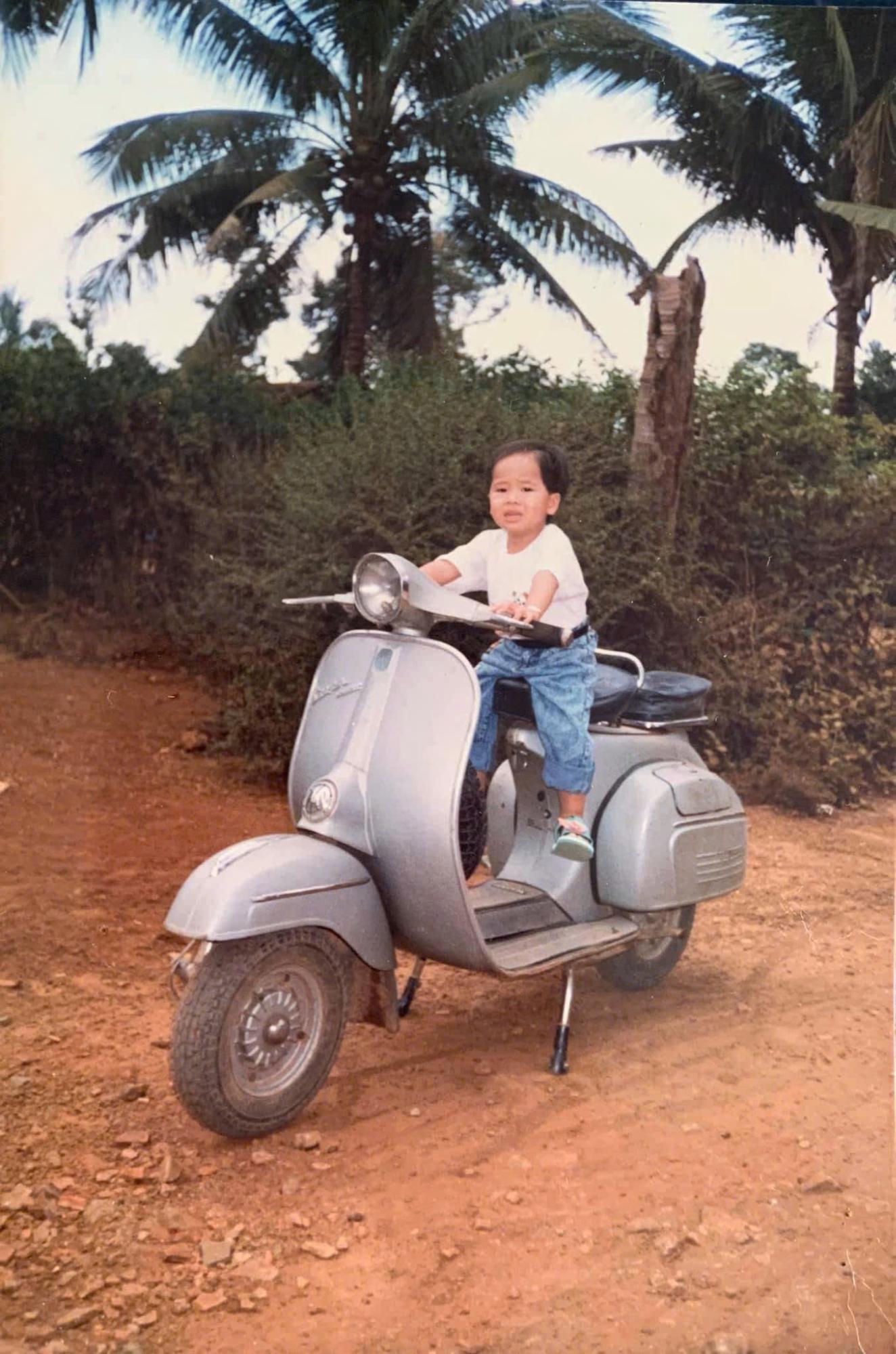 anh Nhân Nguyễn thuở nhỏ ngồi trên chiếc Vespa của cha