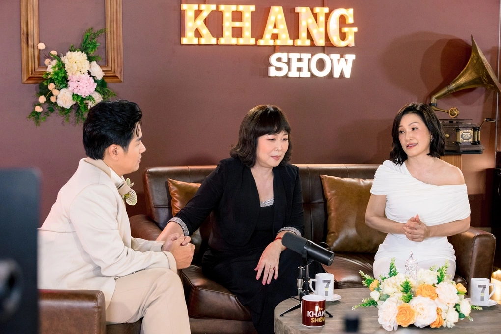 MC Nguyên Khang (trái) giao lưu cùng nghệ sĩ Hồng Vân (giữa), Hồng Đào tại show.