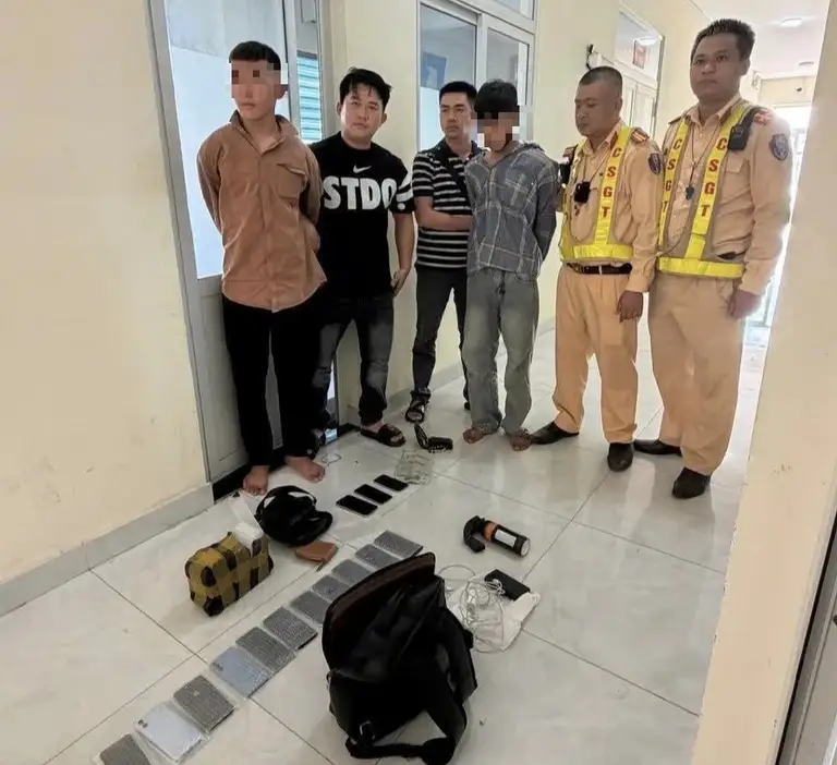 Lực lượng CSGT Công an tỉnh Quảng Ngãi bắt 2 nghi phạm liên quan nhiều vụ trộm cướp điện thoại trên hành trình từ An Giang ra Quảng Ngãi