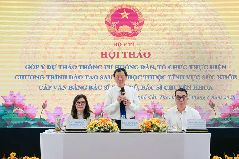 PGS.TS Nguyễn Tri Thức - Thứ trưởng Bộ Y tế - chủ trì hội nghị - Ảnh: T. LŨY