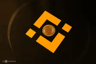 Logo Binance với đồng xu biểu tượng Bitcoin. Ảnh: Khương Nha