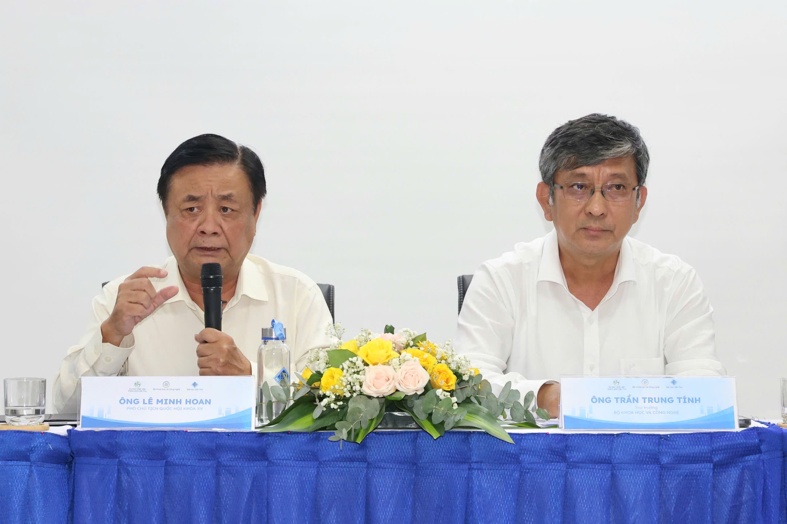 Nguyên Phó chủ tịch Quốc hội Lê Minh Hoan đề nghị Thứ trưởng Bộ Khoa học và Công nghệ Trần Trung Tính (bên phải) "hiệu triệu" để kêu gọi sự góp sức của các nguồn lực, giúp khoa học công nghệ Đồng bằng sông Cửu Long phát triển - Ảnh: PHẠM DIỄM