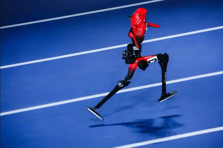 Lightning robot về đích thứ hai tại vòng loại 100 m Thế vận hội robot hình người thế giới, với thành tích 9,47 giây. Ảnh: EPA