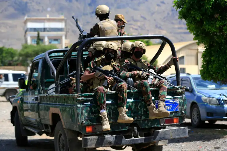 Các tay súng Houthi tuần tra tại thủ đô Sanaa ngày 12/9. Ảnh: AFP