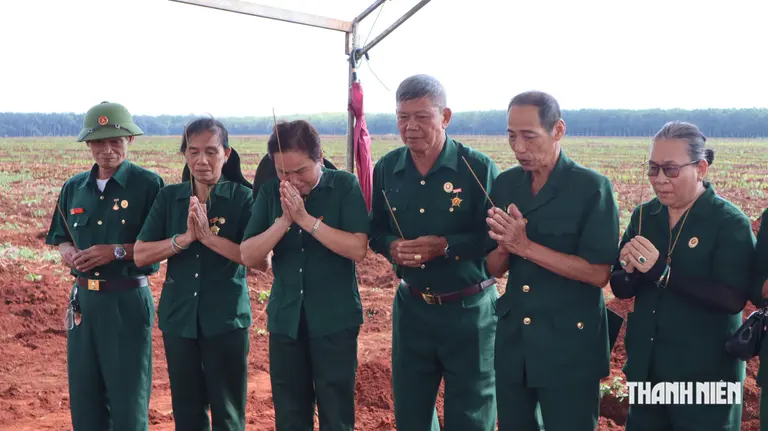 Những cựu chiến binh đến thắp nhang lên các phần mộ được Đội K72 tìm thấy