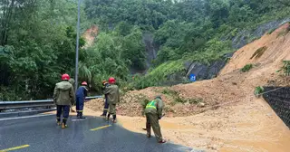 Quảng Ninh khẩn cấp di dời gần 400 người vì sạt lở đất