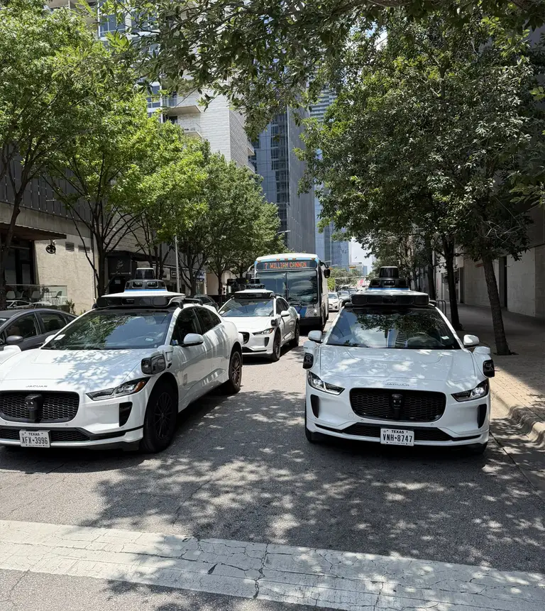 Một loạt xe taxi tự lái của Waymo trên một con phố ở Austin, bang Texas. Ảnh: Patrick Moorhead