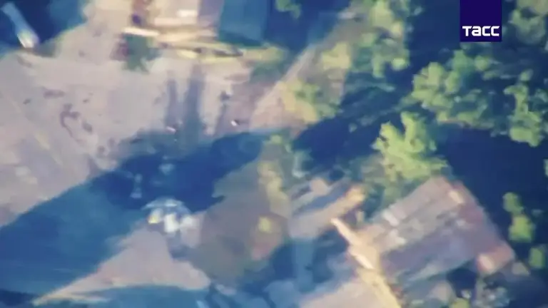 UAV Nga tập kích máy bay MiG-29, trực thăng UH-60 ở tỉnh Kiev trong video công bố ngày 10/9. Video: BQP Nga, TASS