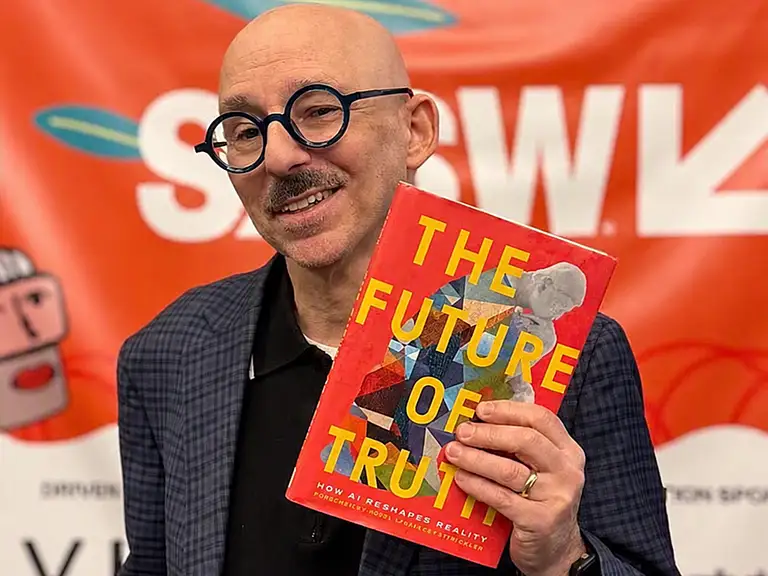 Tác giả, doanh nhân Steven Rosenbaum và quyển "The Future of Truth" tại sự kiện "South by Southwest" ngày 18/3. Ảnh: Facebook Steven Rosenbaum