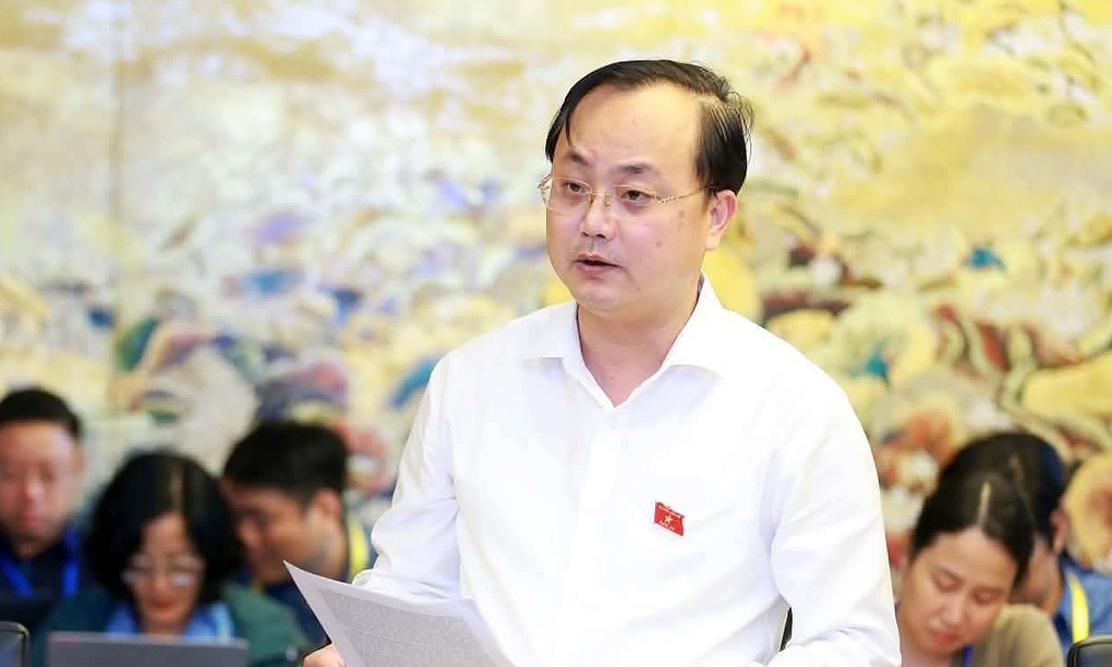 Chủ tịch Agribank Tô Huy Vũ góp ý tại phiên thảo luận ở tổ, chiều 23/10. Ảnh: Văn Tuyến